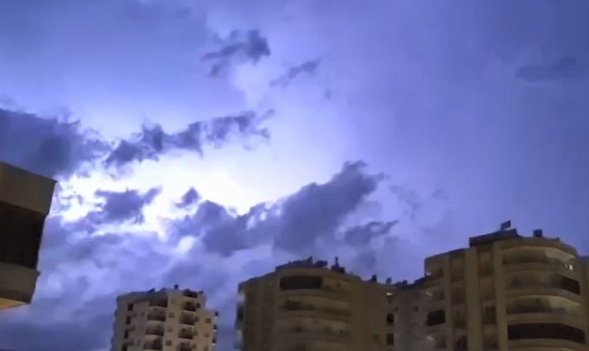Erdemli'de gece boyunca süren şimşekler gökyüzünü aydınlattı