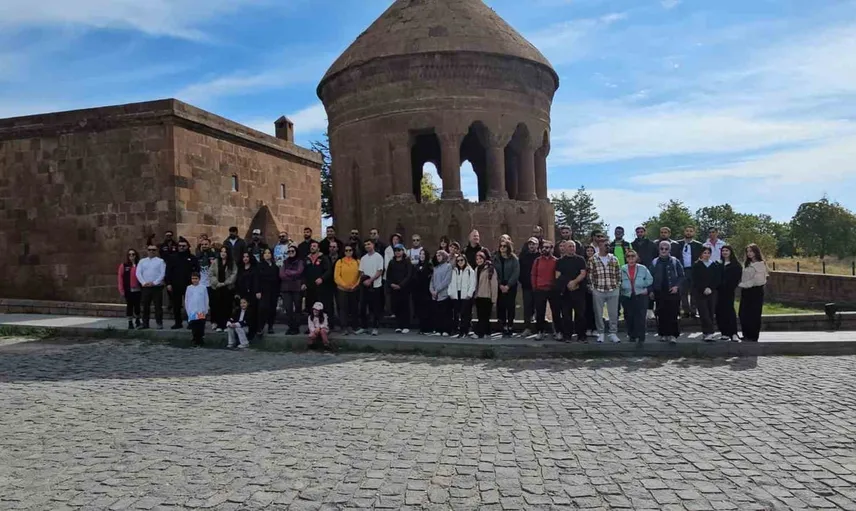 Ahlat’ta vadiden meydan mezarlığına tarih ve doğa yürüyüşü