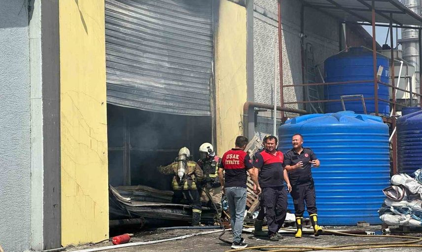 Sarayaltı'nda yalıtım fabrikasında çıkan yangın itfaiyeyle söndürüldü