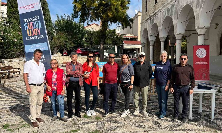 Alaçatı'da dokuz sanatçı Çeşme'nin tarihini tuvallere taşıdı