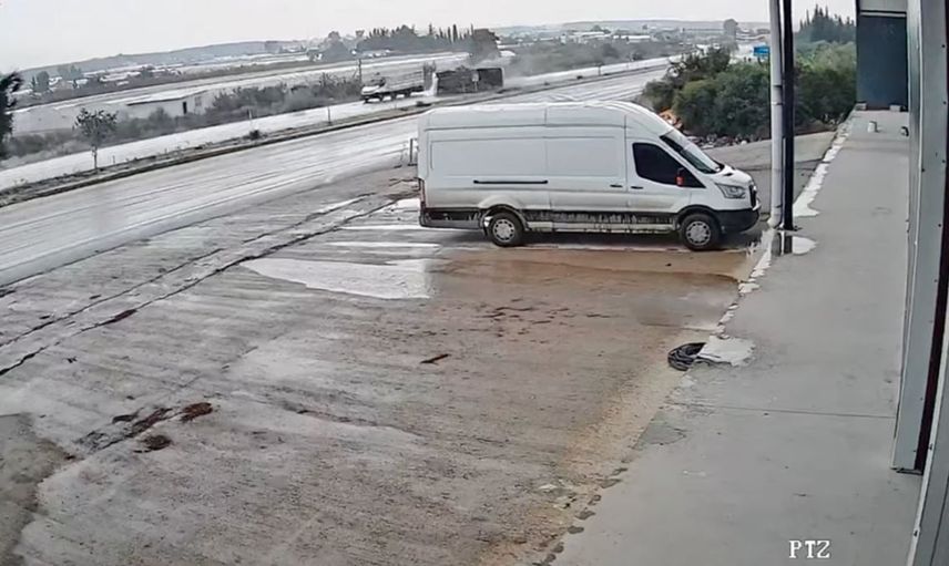 Midibüsün devrilişi Antalya-Isparta yolunda güvenlik kamerasına yansıdı
