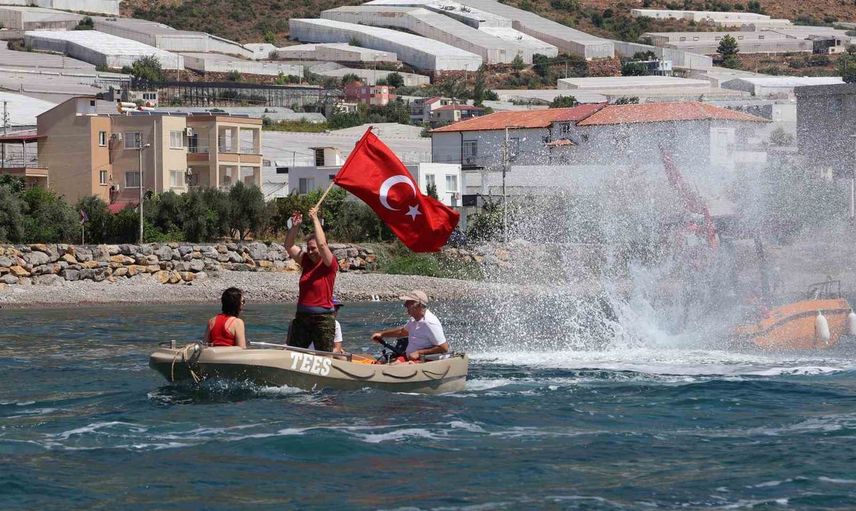 Bozyazı’da teknelerle zafer selamı: amatör balıkçılardan denizde birlik mesajı