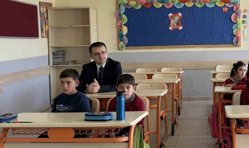 Kaymakam İlhan Kayaş Bulakbaşı'nda eğitim heyecanına ortak oldu