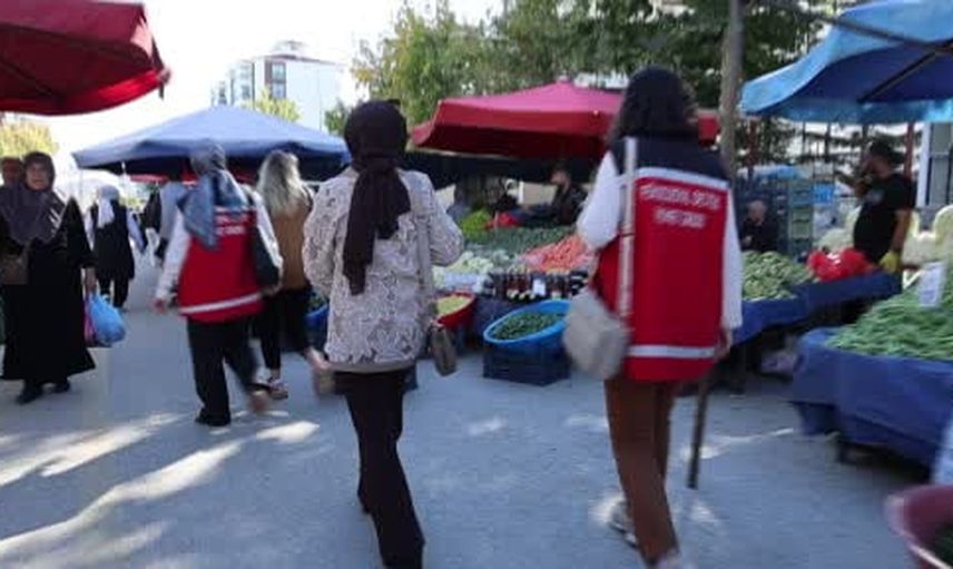 Gönüllüler Elazığ'da komşuluğun sıcaklığını turşuya dönüştürdü