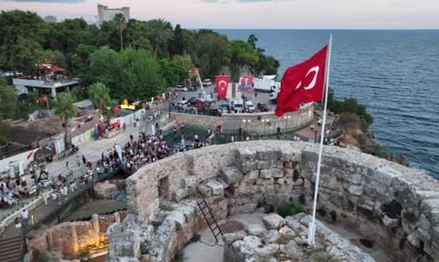 Hıdırlık Kulesi'nde gün batımında orkestranın sesi tarihi taşlarla buluştu