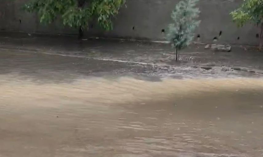 Gaziantep'te öğle sağanağı cadde ve sokakları suyla kapladı