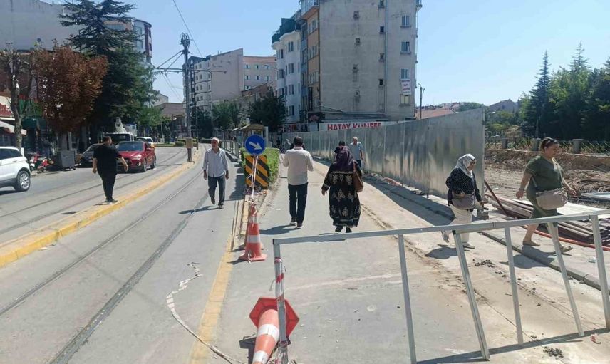 Halkevi inşaatı çevresinde yaya koridoru eksikliği tramvay hattını tehlikeye atıyor