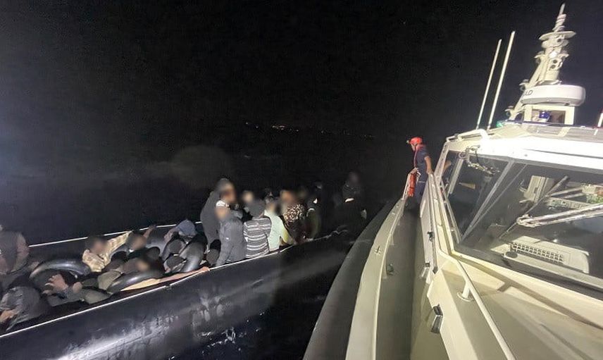 Sahil Güvenlik Ege kıyılarında iki müdahalede 56 düzensiz göçmeni yakaladı