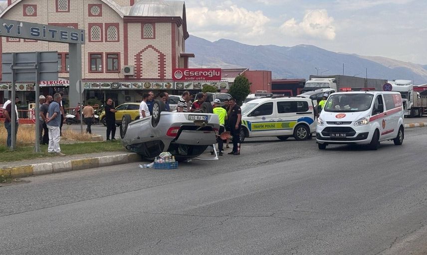 Erzincan'da Yeni Sanayi Kavşağı'nda takla atan otomobilde iki yaralı