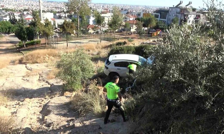 Antalya'da taklalar atarak uçuruma yuvarlanan otomobilde sürücü yaralandı