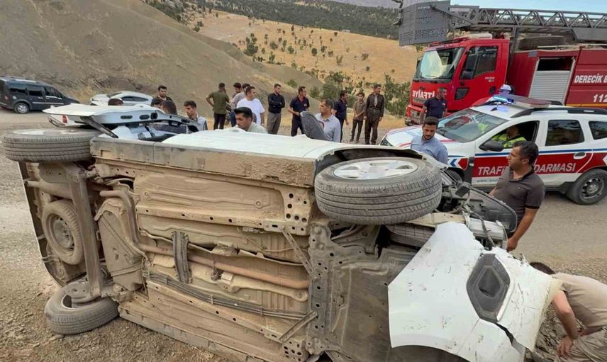 Derecik'te kontrolden çıkan otomobil tepeye çarptı, iki kişi yaralandı