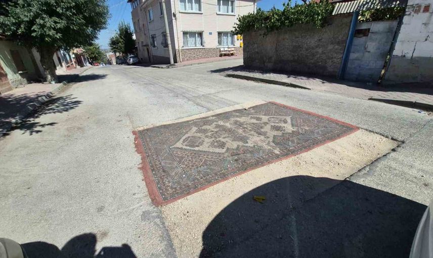 Eskişehir'de dar sokakta pratik çözüm: çukur halıyla kapatıldı
