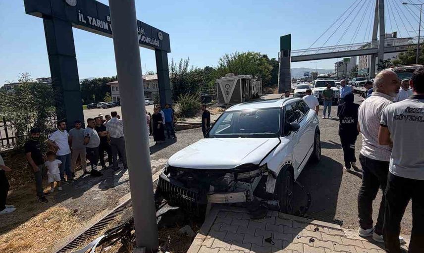 Bingöl-Erzurum kara yolunda çarpışma: dört kişi yaralandı