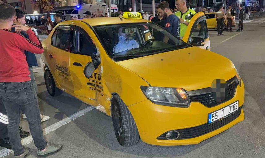 İlkadım'da kavşakta iki taksi çarpıştı, sürücüler hastaneye kaldırıldı