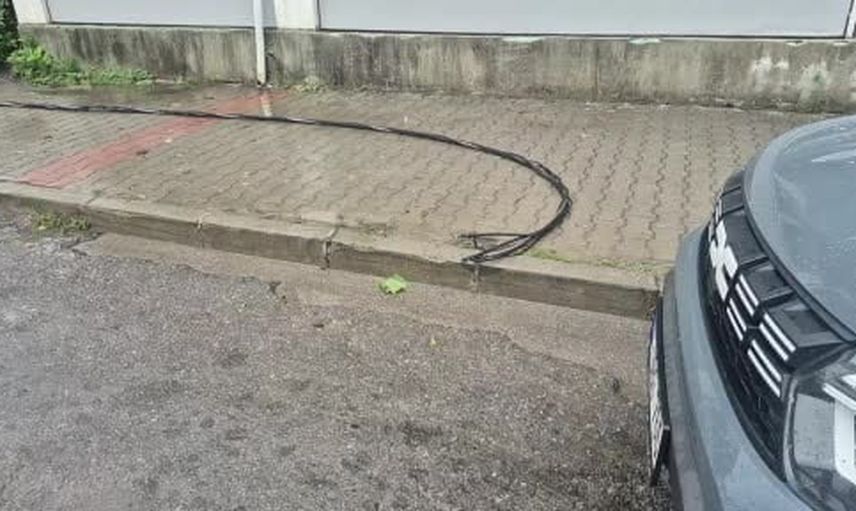 Koparak yola düşen kablolar ihbar sayesinde felakete dönüşmedi