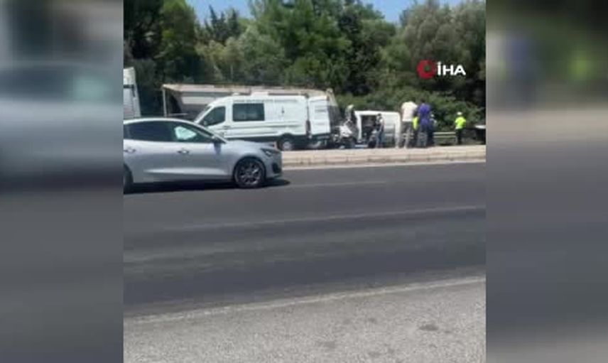 Bornova'da sabah saatlerinde tıra arkadan çarpan panelvan sürücüsü yaşamını yitirdi
