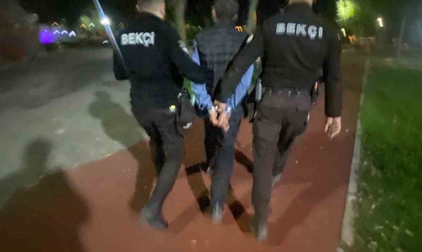 Bekçiler şüphelenip durdurdu, aranan firari cezaevine teslim edildi