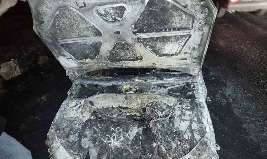 Burdur'da yolda alev alan araç çevredeki otluğu kül etti