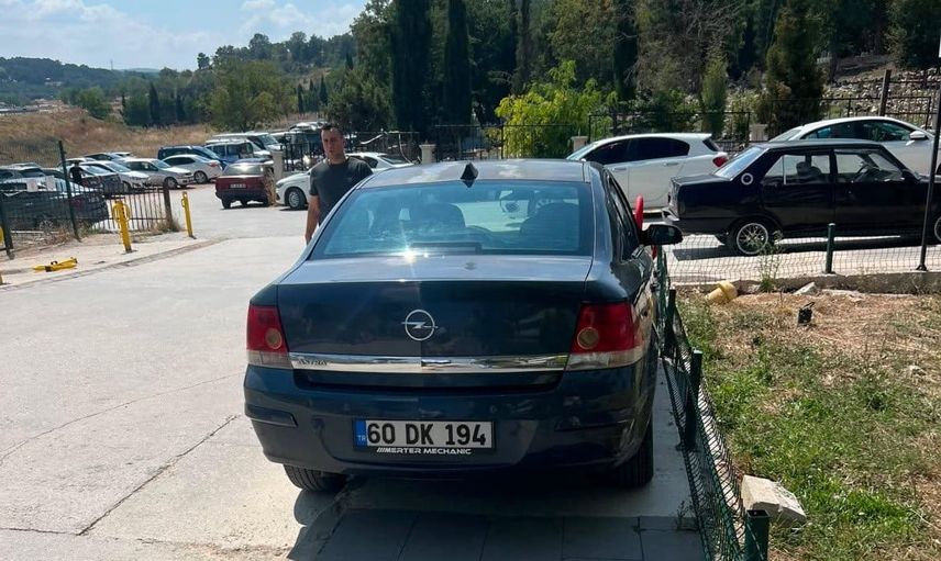 Bilecik'te hastane bahçesindeki kaldırıma park şaşkınlık yarattı