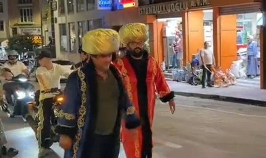 Gerze sokaklarında padişah kostümüyle mehter yürüyüşü