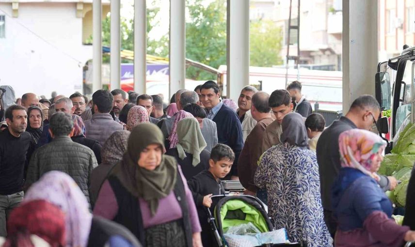 Hemşehrileriyle sokakta buluştu, pazarda fiyatların düşmesine aracılık etti