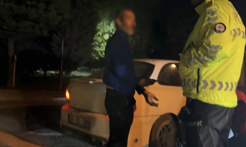 Alkollü araçta bulunan arkadaş, denetimde 'buradan kaçarım, yakalanmam' dedi