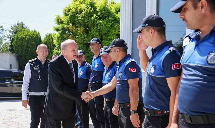 Tespihle teşekkür: Özlü zabıta personeliyle bir arada