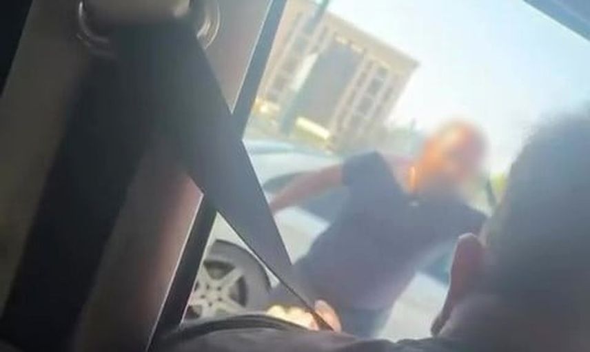 Işıklarda büyüyen gerilim: minibüs şoförü otomobilin üzerine yürüdü