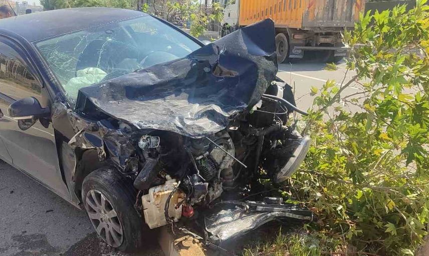 Silvan'da kavşakta çarpışma: araçlar kaldırıma savruldu, 2 yaralı
