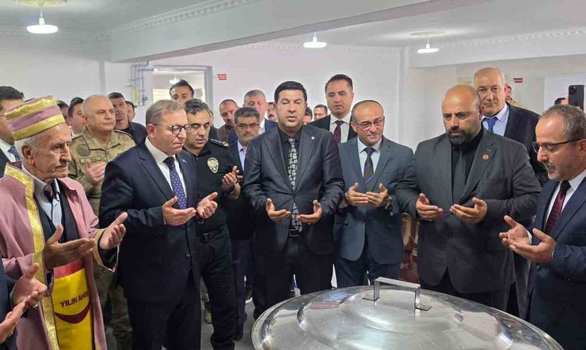 Kars'ta ahiliğin değerleri ön planda tutuldu: yılın ahisi Tayyar Kaplan'a şed bağlandı