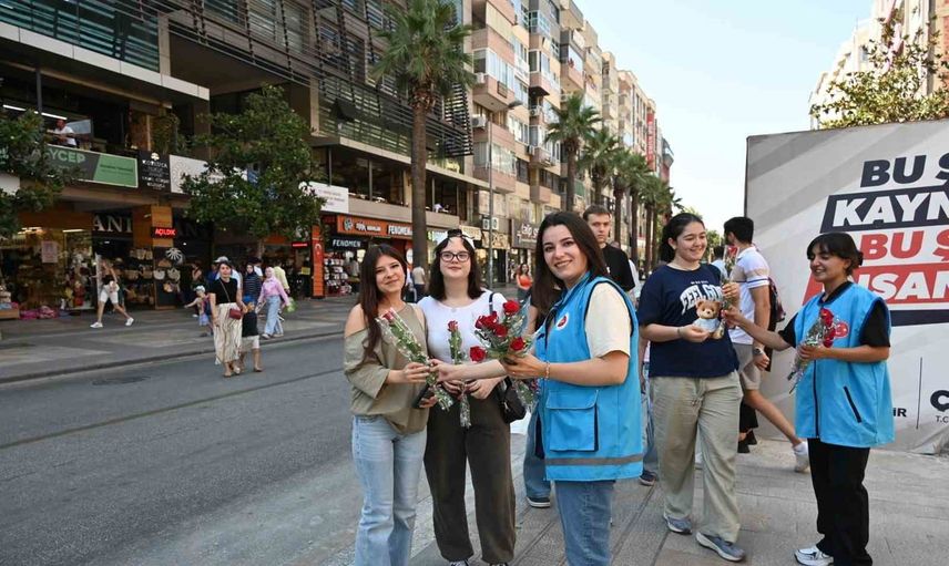 Denizli'de mevlid kandilinde 571 gül: güzel ahlak mesajı sokaklara taşındı