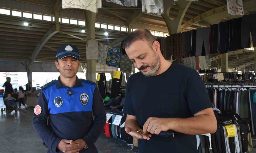 Pazarda bulunan çocukluk hediyesi takılar zabıta sayesinde sahibine geri döndü