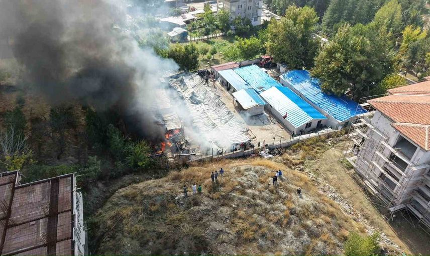 Malatya'da şantiye konteynerlerinde çıkan yangın yaklaşık 30 konteynerin zarar görmesine yol açtı