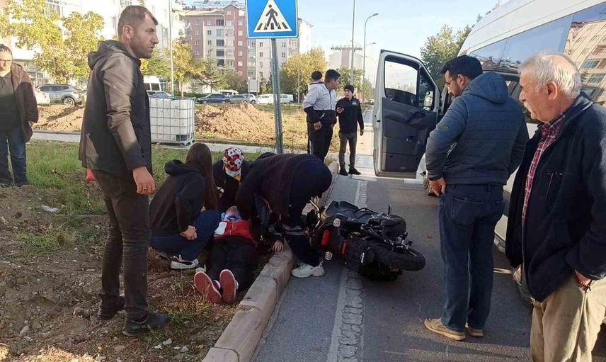 Seydişehir'de adliye kavşağında kaza: motosiklet sürücüsü hastaneye kaldırıldı