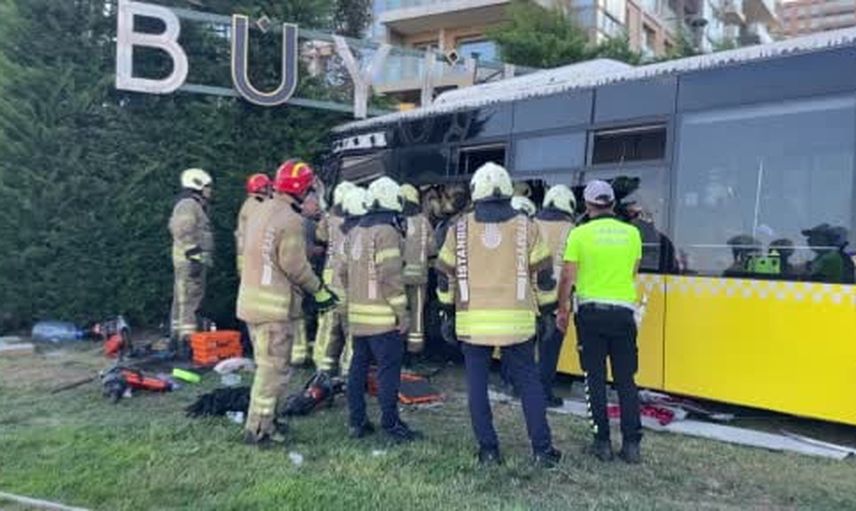 Sürücü hakimiyeti kaybeden İETT otobüsü sahil yolunda kontrolden çıktı
