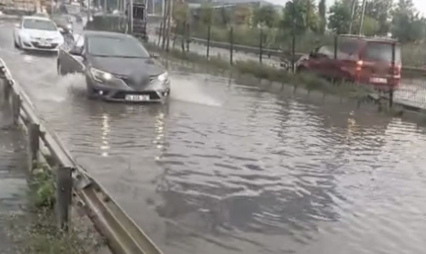 Alaplı köprüsünde biriken yağmur suyu trafikte aksamalara yol açtı