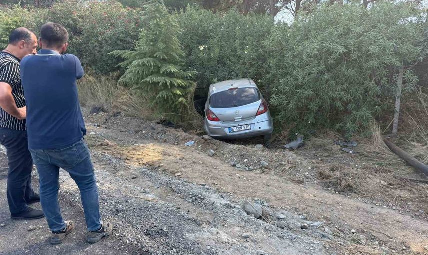 Serik’te kontrolü kaybeden otomobil telefon direğine çarpıp şarampole yuvarlandı