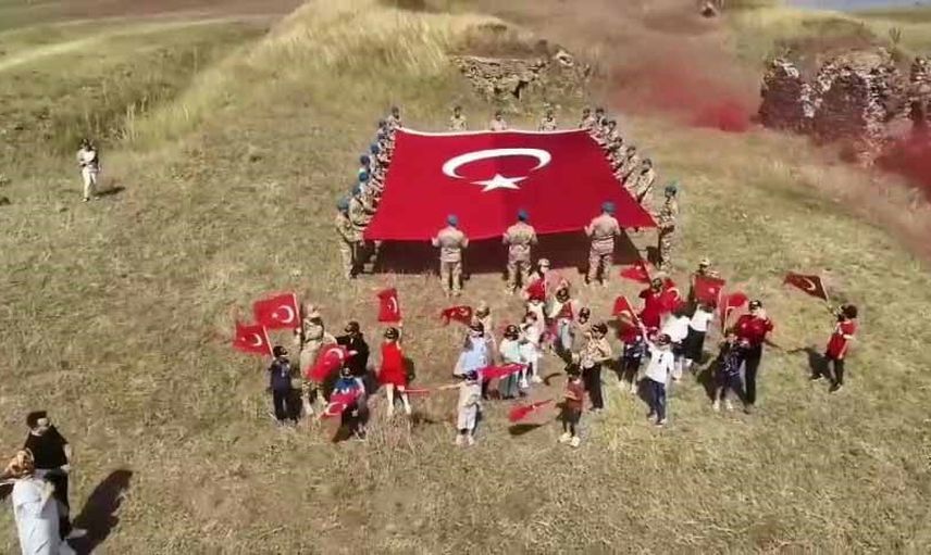 Jandarmadan çocuklara kent kültürünü tanıtan Erzurum turu