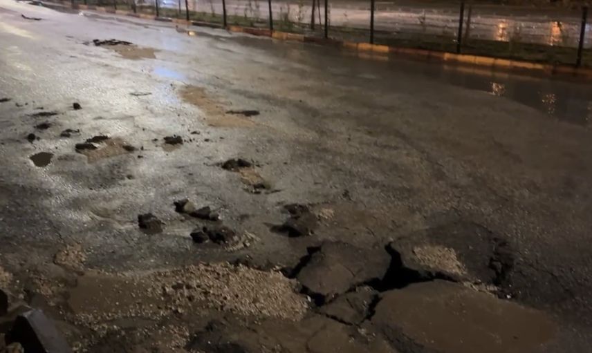 Besni'de şiddetli yağış yolları çökertti, itfaiye ekipleri sahada