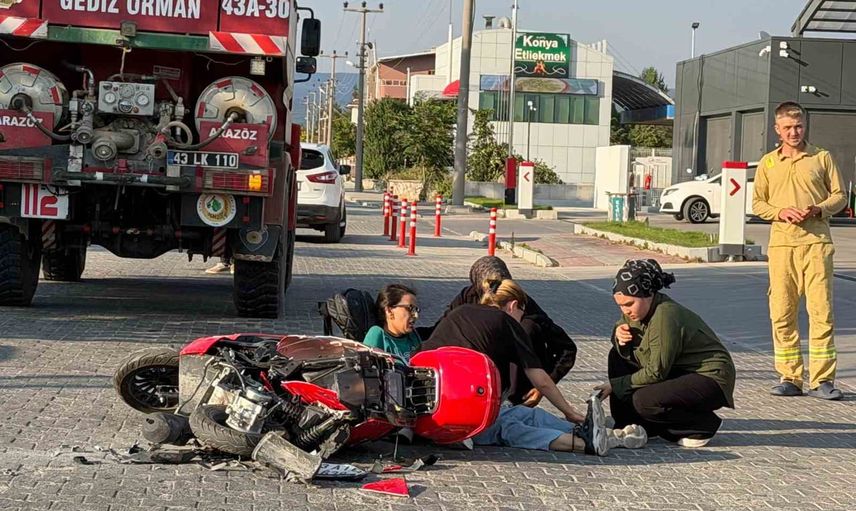 Gediz'de manevra kazasında motosiklet arazözün altında kaldı