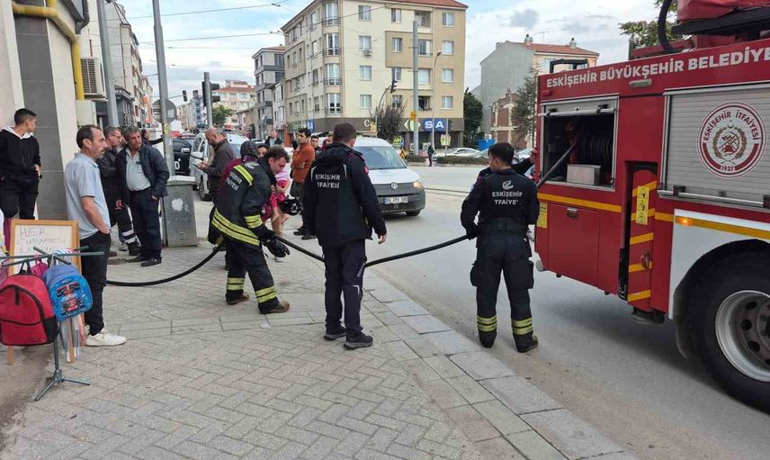 Eskişehir'de aspiratör yangını daireyi harabeye çevirdi, evcil köpek yaşamını yitirdi