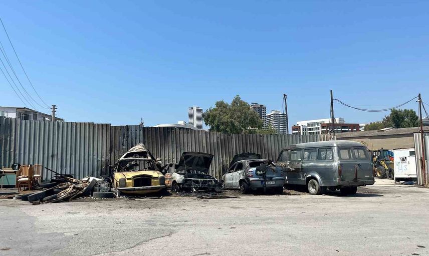 Bornova'da parkta başlayan araç yangını dört aracı kullanılamaz hale getirdi
