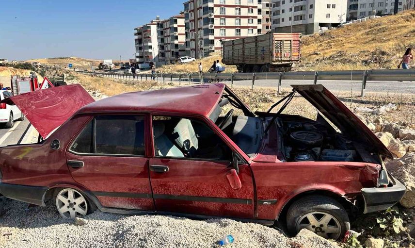 Besni çevreyolunda kaza: otomobil şarampole devrildi, sürücü yaralandı