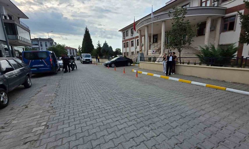 Akyazı'da aile içi tartışma ağır yaralanmayla sonuçlandı, şüpheli tutuklandı