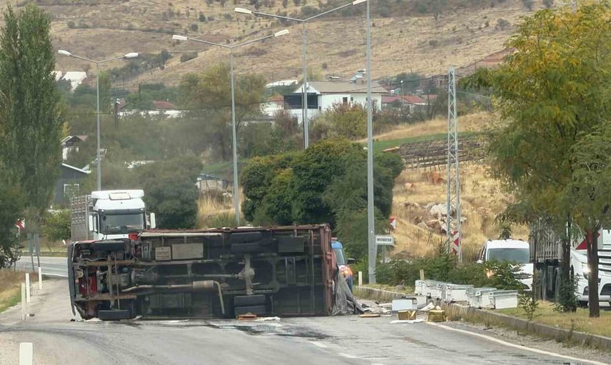 Arı nakli yapan kamyon devrildi: iki kişi hastaneye kaldırıldı