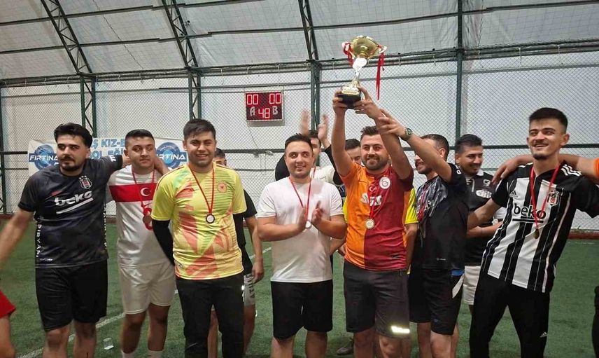Hisarcık'ta gençlik halı saha turnuvasında 8 no'lu takım zafere ulaştı