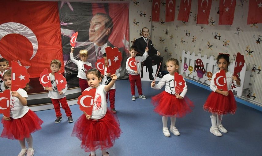 Minikler Kuşadası'nda cumhuriyet coşkusunu yaşadı