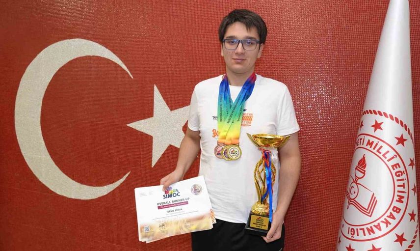İzmirli öğrenci Singapur'da matematikte dünya ikinciliğiyle döndü