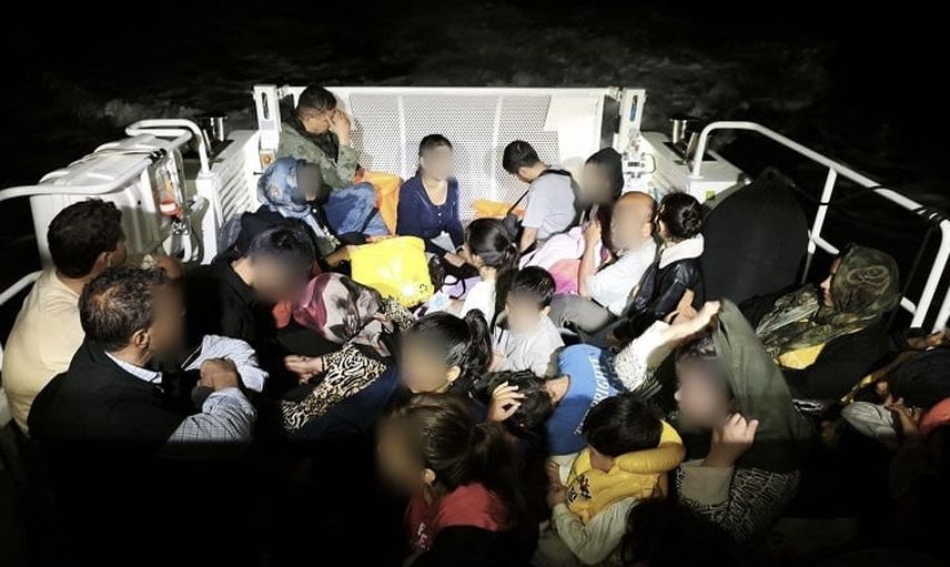 Kuzey Ege'de lastik botta 15'i çocuk 32 kaçak göçmen durduruldu