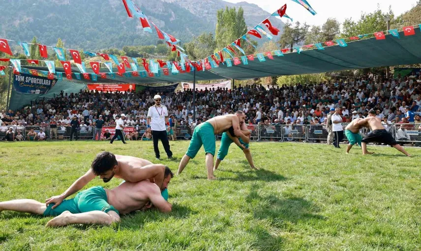 Kertmen'de 20 yıl sonra er meydanı yeniden kuruldu: başpehlivanlar sahne aldı
